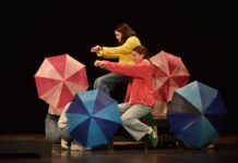 Uzávierka prihlasovania do súťaže detskej dramatickej tvorivosti Zlatá priadka sa blíži Deti hrajúce divadlo, s dáždnikmi.