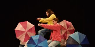 Deti hrajúce divadlo, s dáždnikmi.