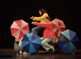 Deti hrajúce divadlo, s dáždnikmi.