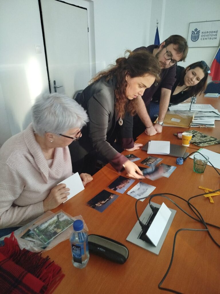 Porota konzultujúca výtvarné diela. 