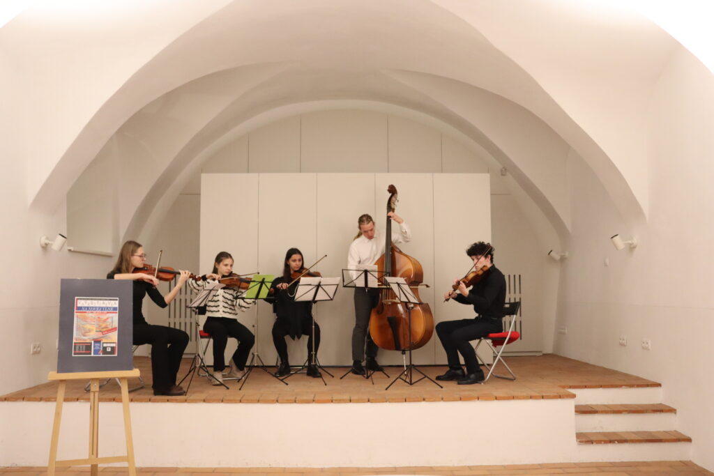 Hudobná skupina hrajúca na sláčikové nástroje. 