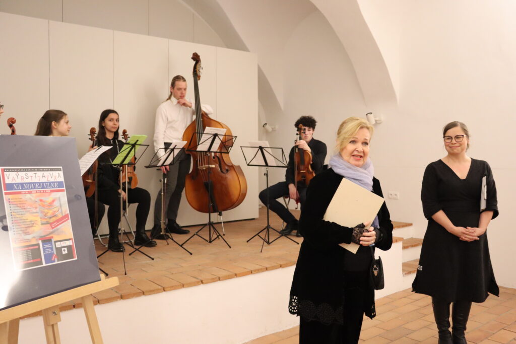 Kurátorka výstavy Na novej vlne - ARTTEX. 