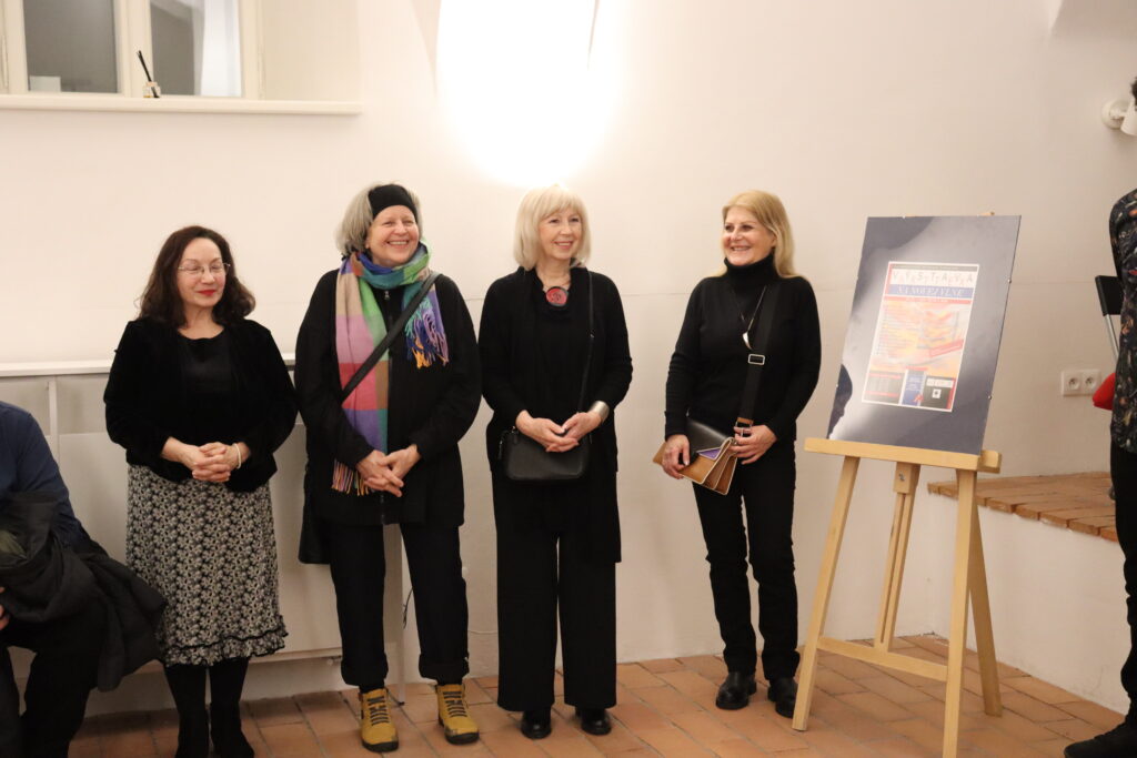 Štyri umelkyne stoja a usmievajú sa. 