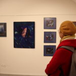 Posledný februárový týždeň v kaštieli v Modra žena pozerajúca na obrazy