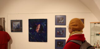 žena pozerajúca na obrazy