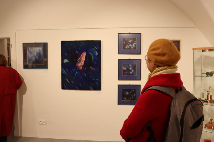 žena pozerajúca na obrazy