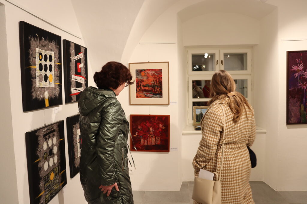 Dve ženy prezerajúce si obrazy. 