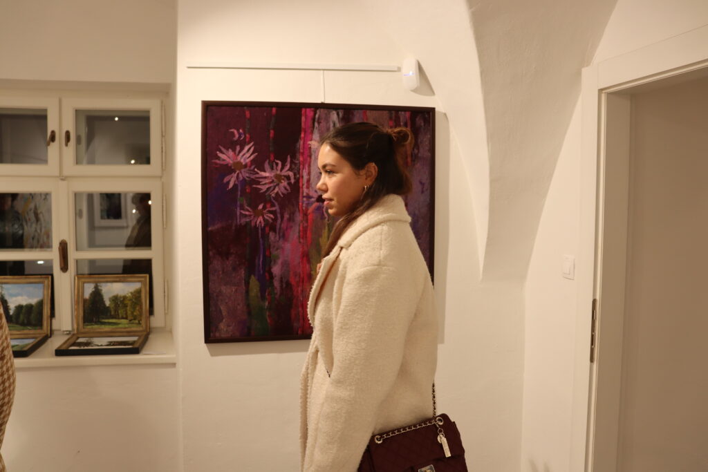 Žena pozerajúca si obrazy. 