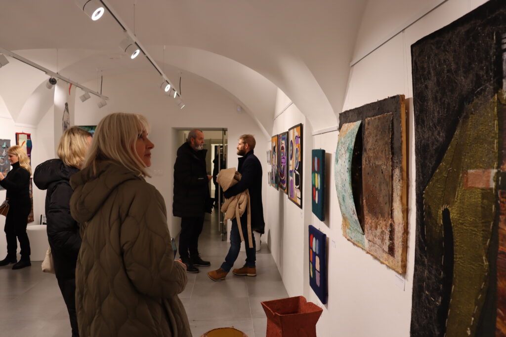 Dve ženy prezerajúce si výstavu Na novej vlne - ARTTEX. 