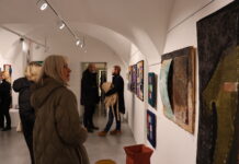 Tretí februárový víkend v kaštieli Modra Dve ženy prezerajúce si výstavu Na novej vlne - ARTTEX.