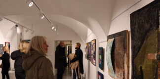 Dve ženy prezerajúce si výstavu Na novej vlne - ARTTEX.