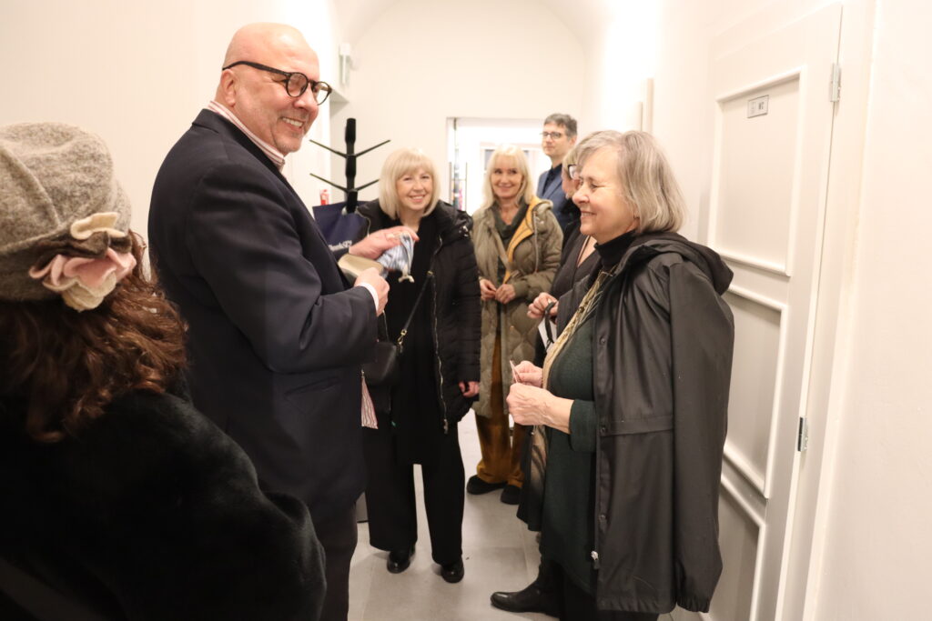 Skupina ľudí si pozerá výstavu.