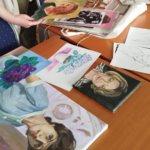 Výtvarné diela na stole.