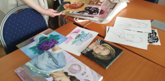 Výtvarné diela na stole.