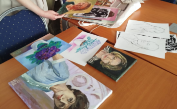 Výtvarné diela na stole.