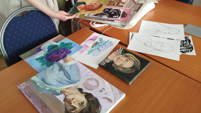 Výtvarné diela na stole.