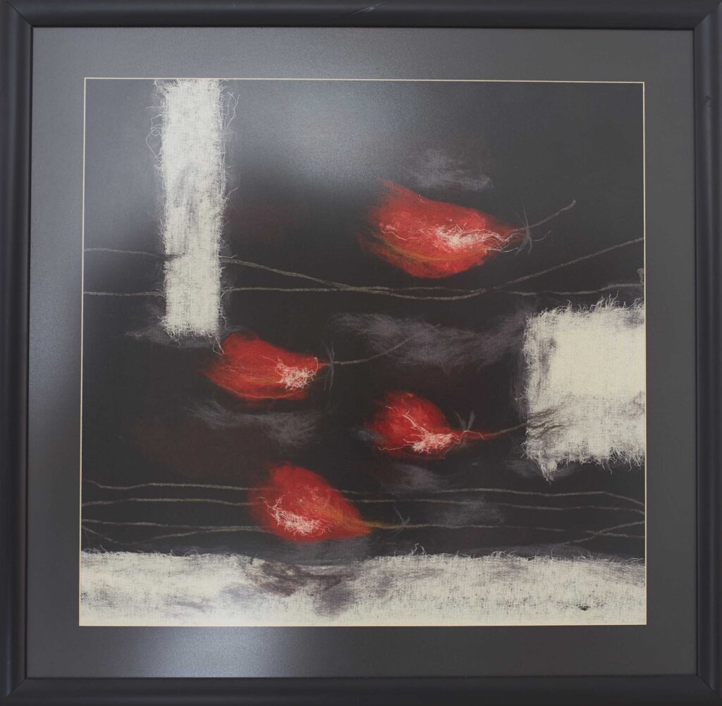 Dielo: štyri červené listy na čiernom pozadí. Autorka diela Luba Suchalova Harichová