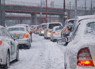 Pozor na silné sneženie aj snehové jazyky v Bratislavskom kraji. SHMÚ vydal výstrahy