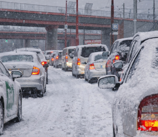 Pozor na silné sneženie aj snehové jazyky v Bratislavskom kraji. SHMÚ vydal výstrahy
