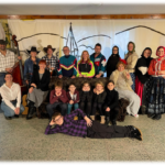 Členovia ochotníckeho súboru Vištuk v kostýmoch.