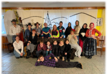 Členovia ochotníckeho súboru Vištuk v kostýmoch.