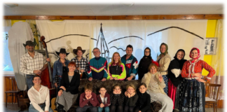 Členovia ochotníckeho súboru Vištuk v kostýmoch.