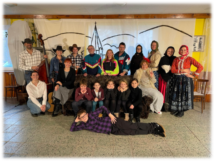 Členovia ochotníckeho súboru Vištuk v kostýmoch.