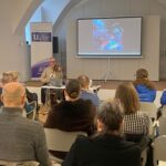 Peter Obuch hrá na husliach pred publikom