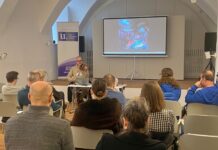 Peter Obuch hrá na husliach pred publikom