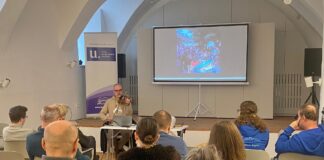 Peter Obuch hrá na husliach pred publikom