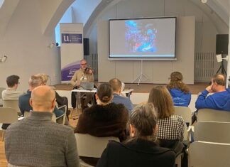 Peter Obuch hrá na husliach pred publikom