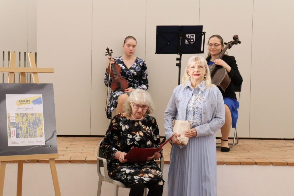 Umelkyňa Viera Čapková a kurátorka Magdaléna Janotová na vernisážy výstavy Viery Čakovej s názvom Fraby myšlienok.