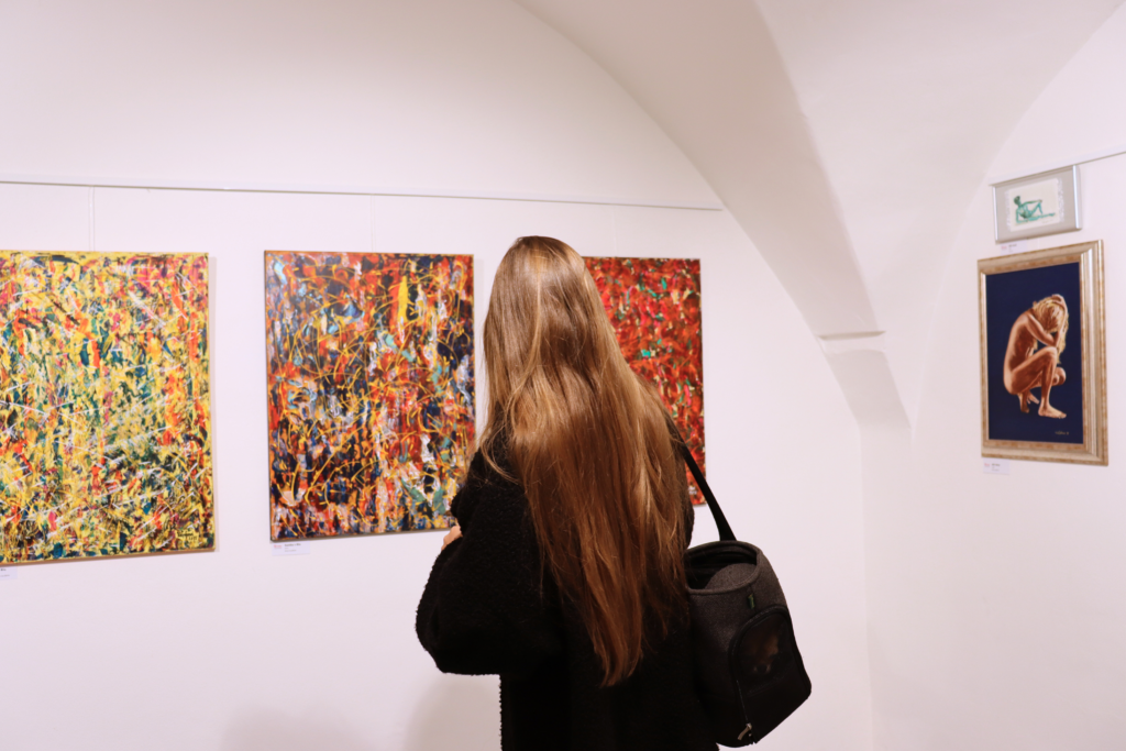 Žena prezerajúca si výstavu