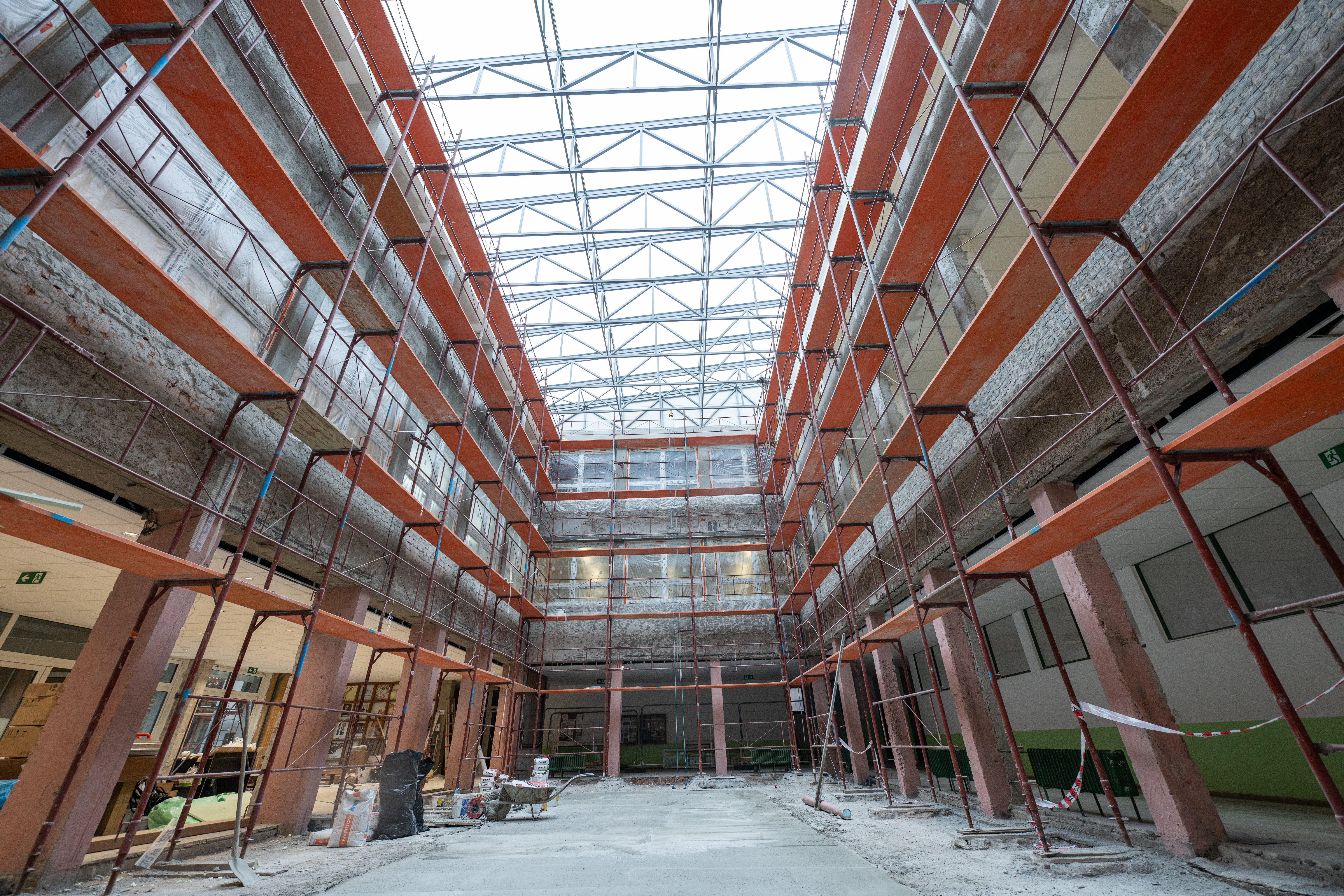 Stredná odborná škola polygrafická v bratislavskej Rači prechádza historickou transformáciou. Takto zastrešili átrium.