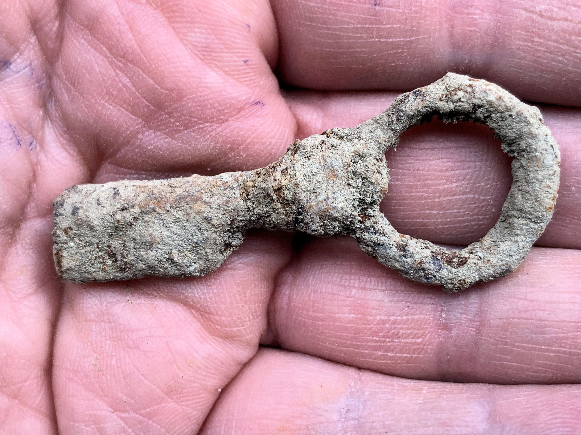 Archeológovia počas výskumu v Malinove objavili viacero predmetov a stavebných prvkov, ktoré pochádzajú zo stredovekého obdobia. Ide najmä o zlomky tehál takzvaných prstoviek, fragmenty keramických nádob, zvyšky strešnej krytiny, omietky a malty, ale aj kovové predmety ako hroty šípov do kuše, kľúč či množstvo klincov.