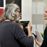 Muž a žena v rozhovore pri umeleckých dielach