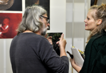 Muž a žena v rozhovore pri umeleckých dielach