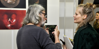 Muž a žena v rozhovore pri umeleckých dielach