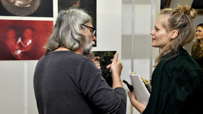 Muž a žena v rozhovore pri umeleckých dielach