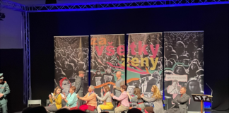 Divadelníci na javisku