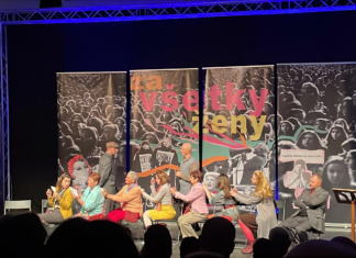 Divadelníci na javisku