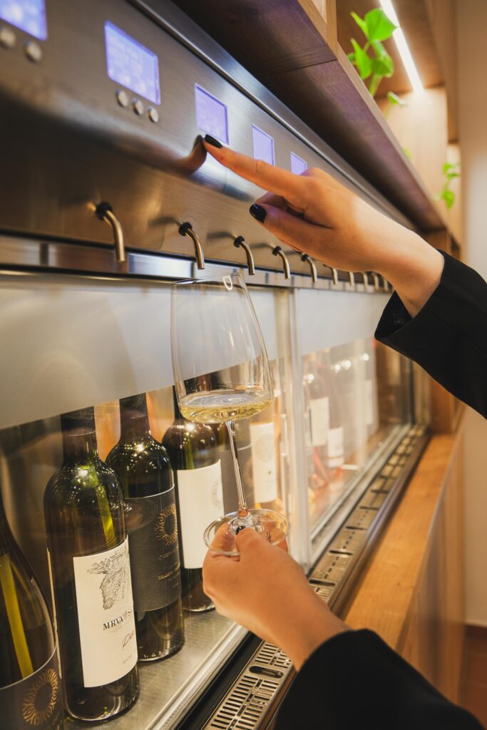 Ženský prst stláčajúci gombík na enomate.