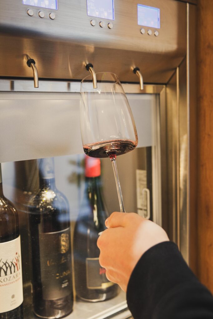 Pohár so vzorkou červeného vína z enomatu.