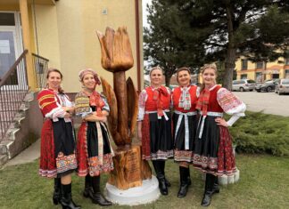 V Čataji odhalili nový pamätník, ktorý pripomína blížiace sa 100. výročie folklórnej tradície Pamätník Tulipán v Čataji