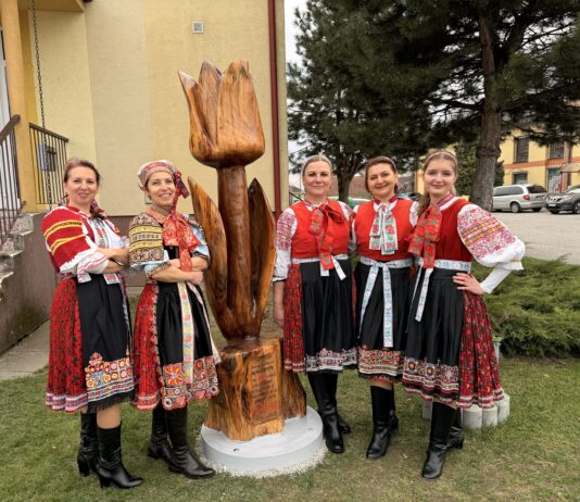 V Čataji odhalili nový pamätník, ktorý pripomína blížiace sa 100. výročie folklórnej tradície Pamätník Tulipán v Čataji