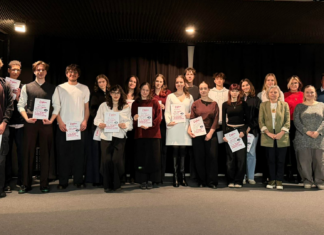 Mladí a dospelí recitátori sa stretli na okresnom kole 72. Hviezdoslavovho Kubína Súťažiaci a porotcovia stojaci na pódiu