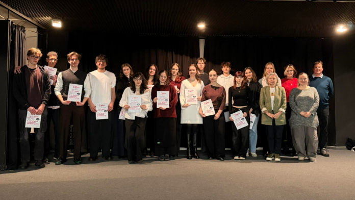 Titilka na web Hviezdoslavov Kubín Súťažiaci a porotcovia stojaci na pódiu