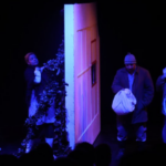 Štyria herci oddelení stenou