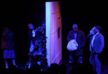 Štyria herci oddelení stenou