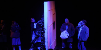 Štyria herci oddelení stenou